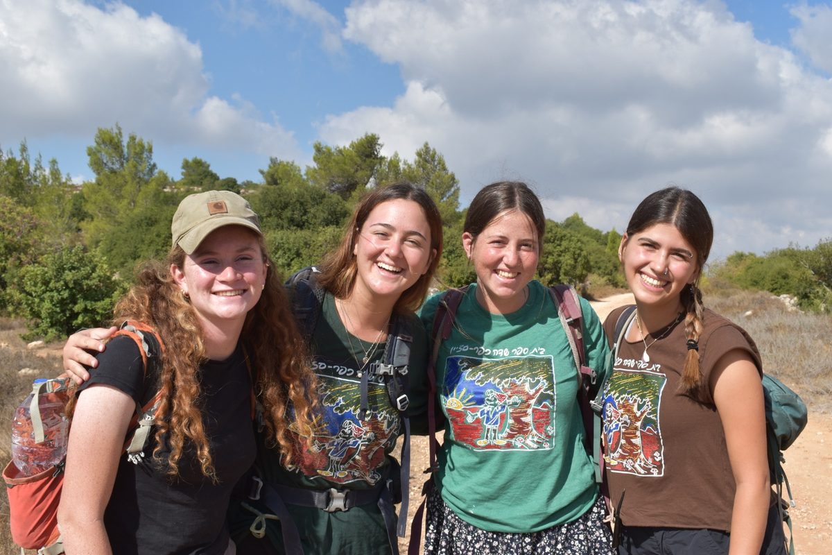 קבוצת מדריכות בחולצות המותג בשטח